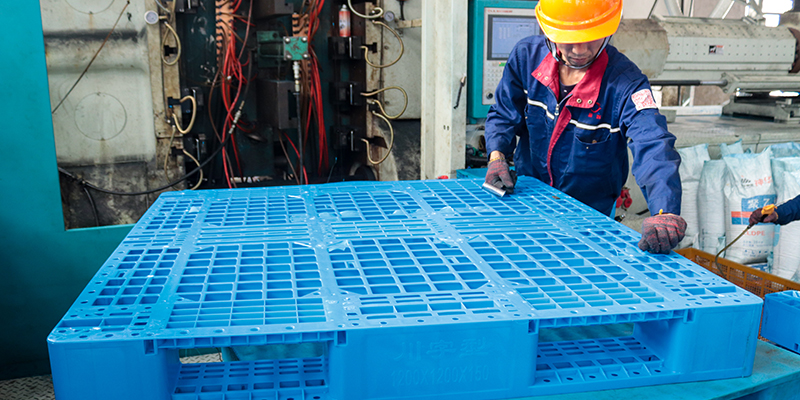 山東塑料托盤廠家介紹在不平整的地面如何應用?