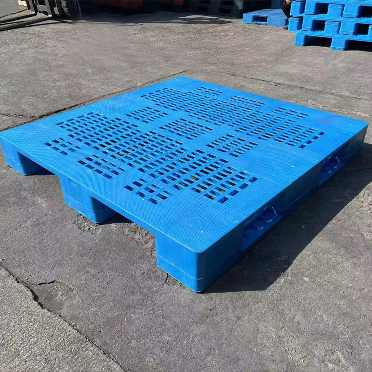 怎么辨別塑料托盤出現(xiàn)老化的特征?