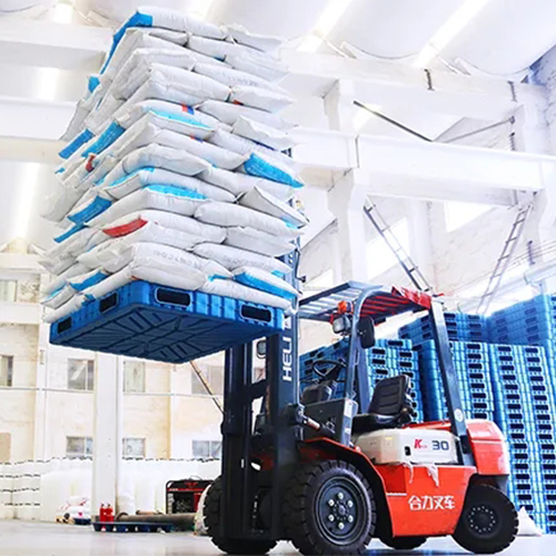 吹塑托盤使用叉車作業時的操作規范