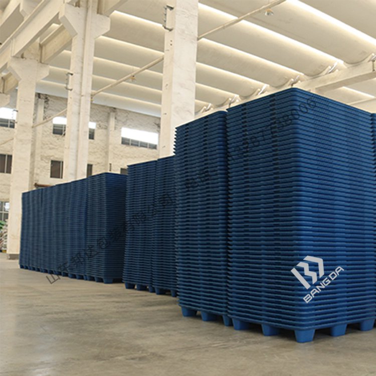 九腳吹塑托盤:物流、快遞等行業(yè)倉(cāng)庫(kù)周轉(zhuǎn)小能手